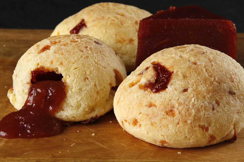 Pão de queijo com goiabada